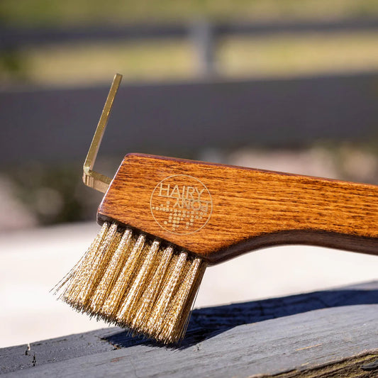 Hufkratzer aus Holz mit Kupferborsten